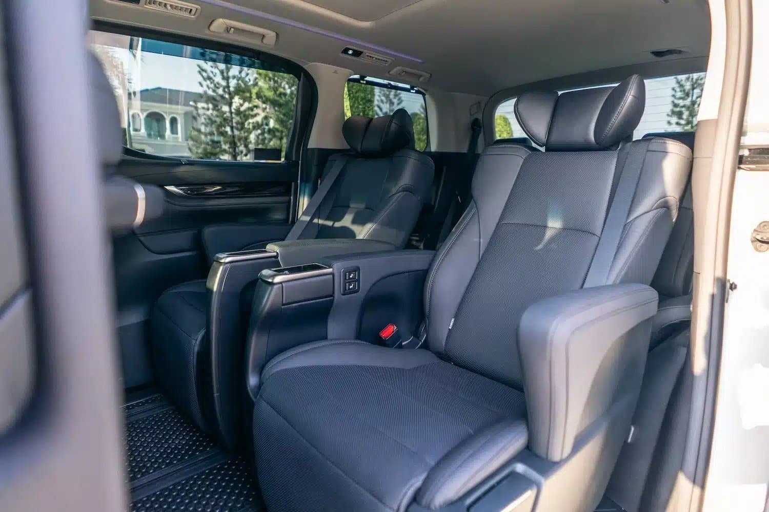 Toyota Alphard 30 2.5 SC (белый) 5