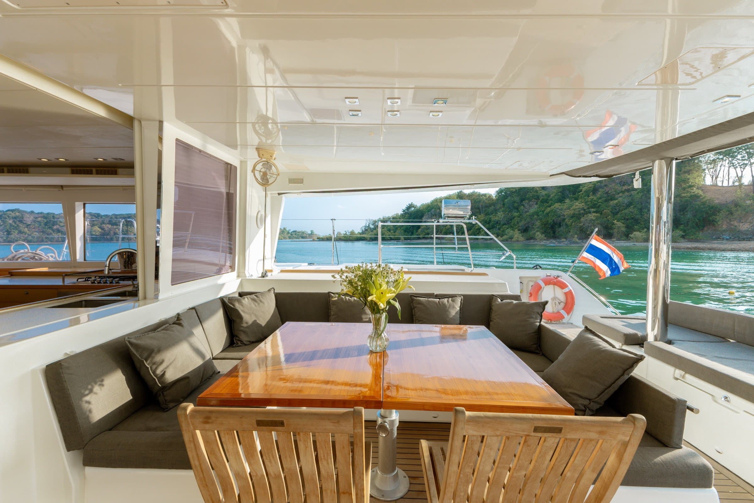 เรือใบคาตามารัน Lagoon 560 เช่าเหมาลำรายวัน 5