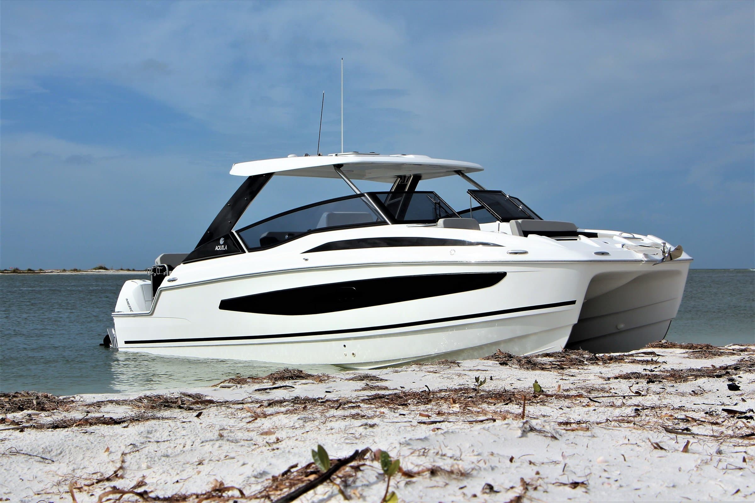 Aquila 32 power catamaran 2