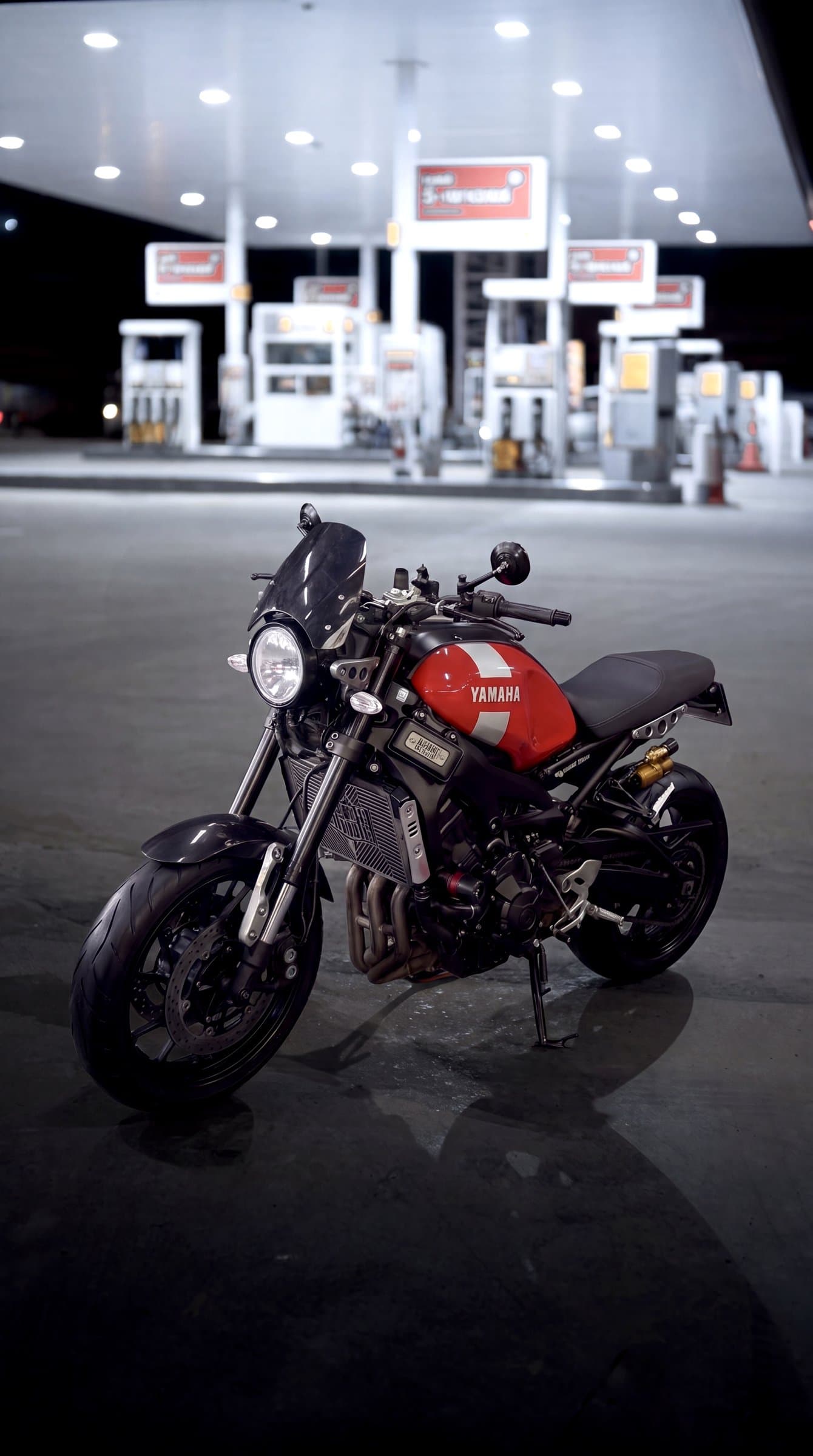 Yamaha XSR900, red 3