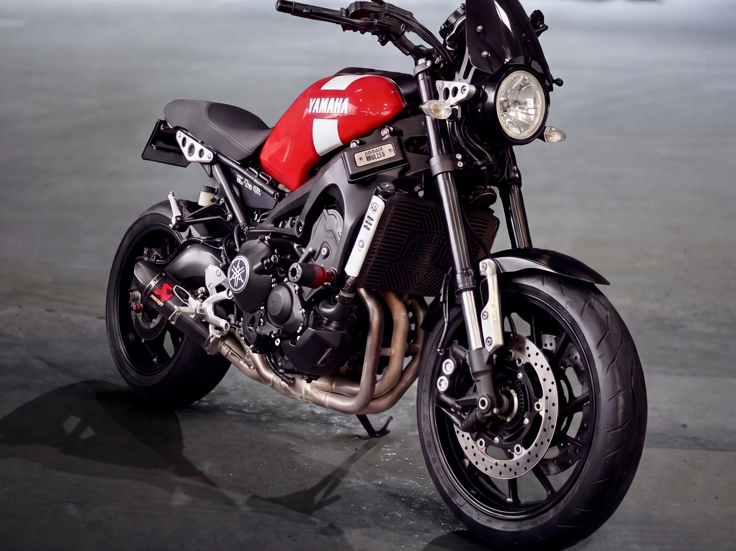 Yamaha XSR900, red