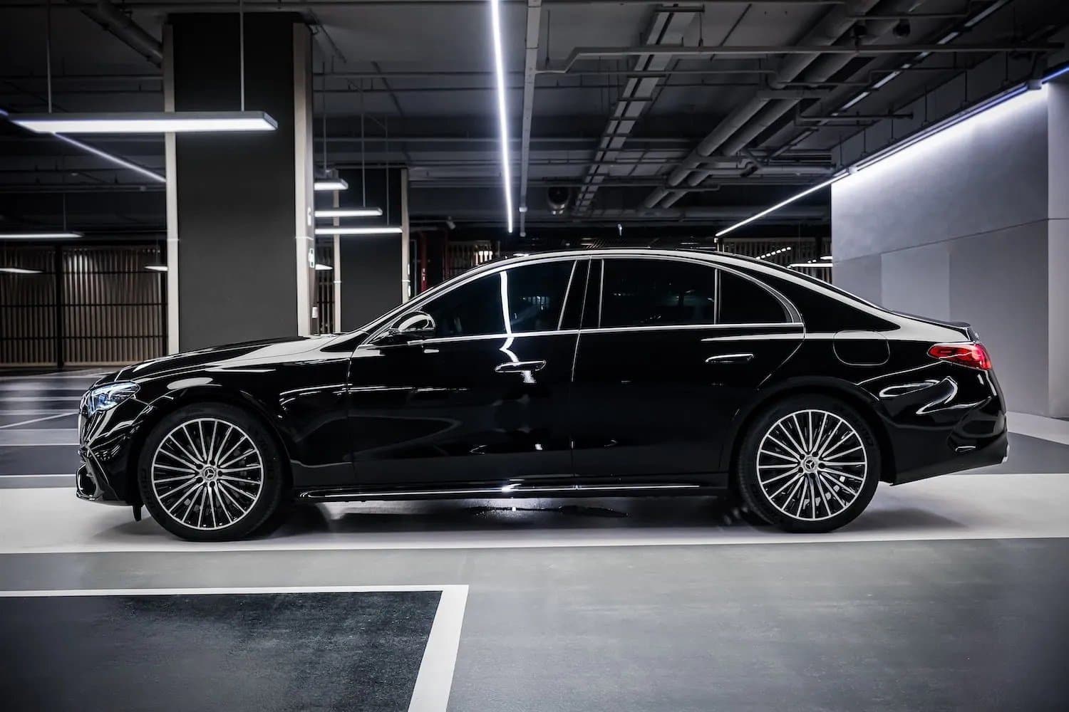 Mercedes-Benz E350e W214 AMG 5